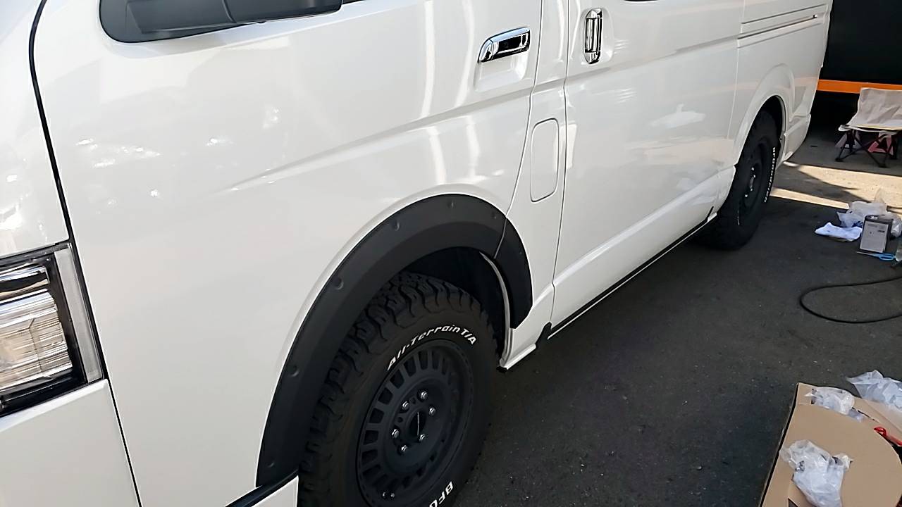 ハイエースにオーバーフェンダー取り付け中！